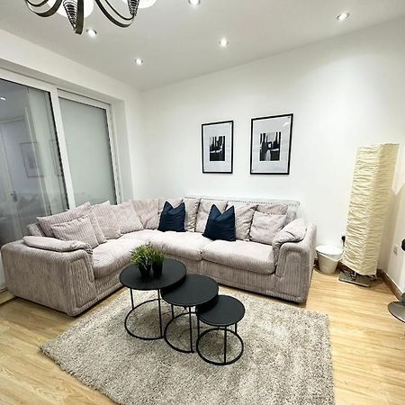 Modern Room In Spacious Home London Bagian luar foto
