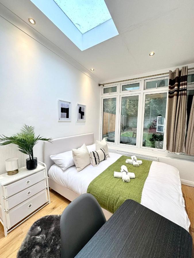 Modern Room In Spacious Home London Bagian luar foto