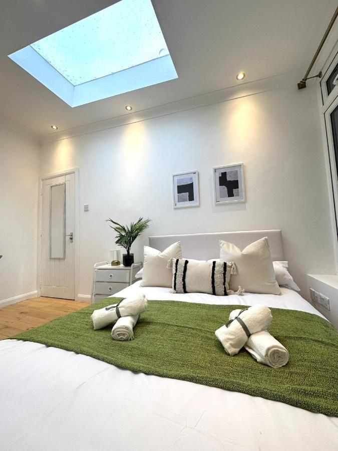 Modern Room In Spacious Home London Bagian luar foto