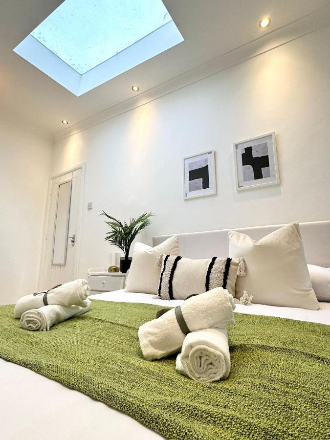 Modern Room In Spacious Home London Bagian luar foto